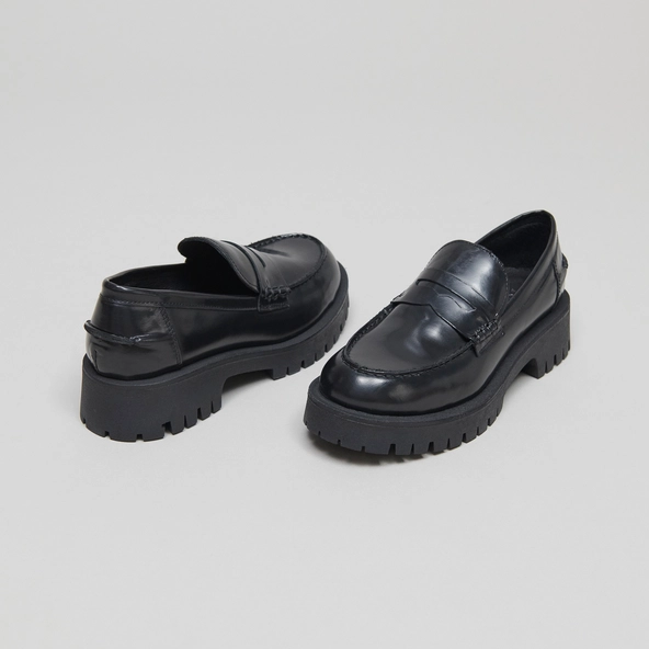 Moccasins with notched soles in glazed black leather | RIMANA