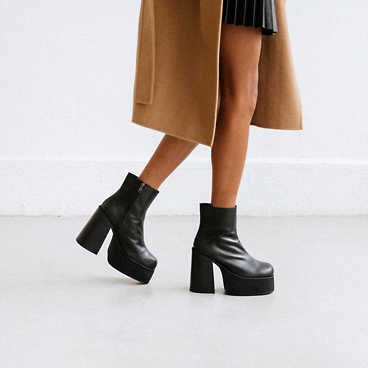 Platform boots with square toes in black leather | NOUMIA