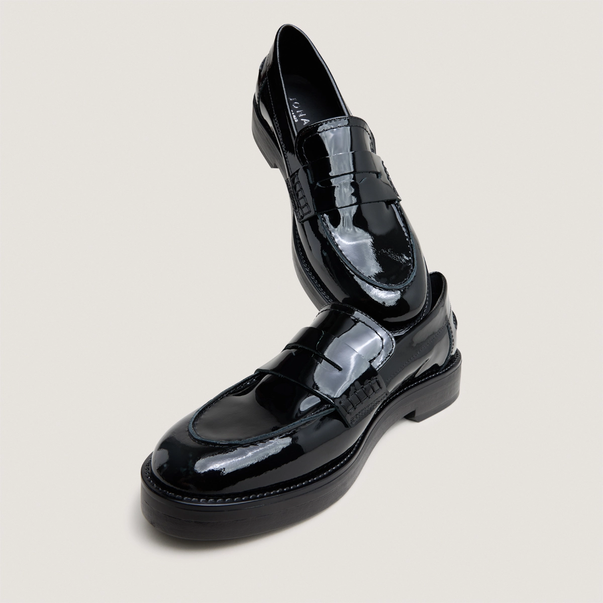 Round-toed loafers in black patent | MIRNA