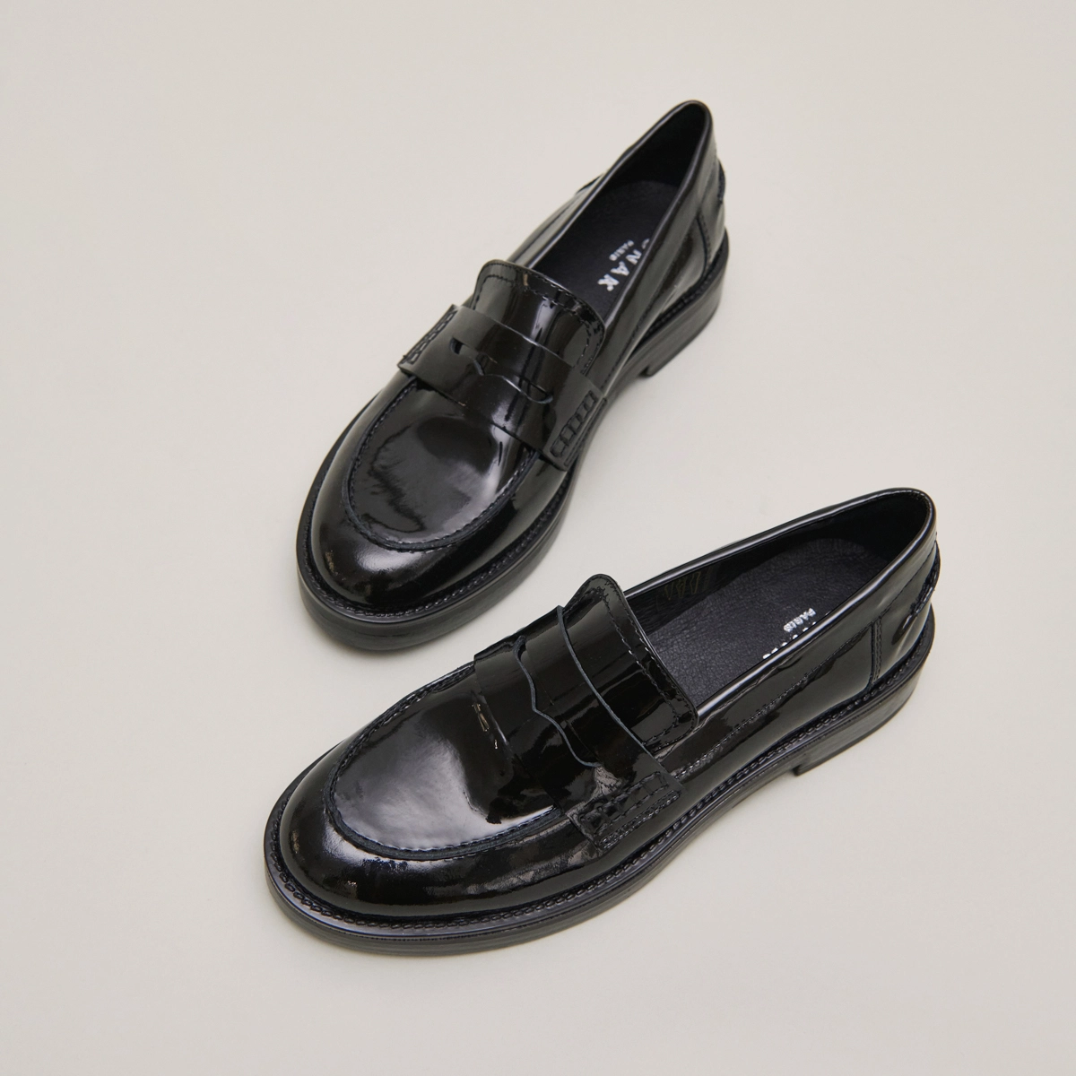 Round-toed loafers in black patent | MIRNA