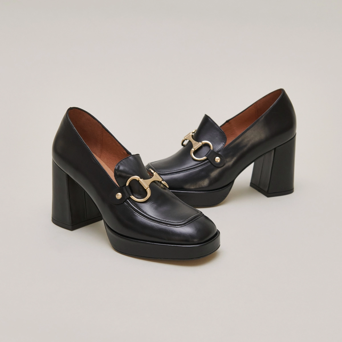 Loafer with heels and bites in black shiny leather | VIRGILE