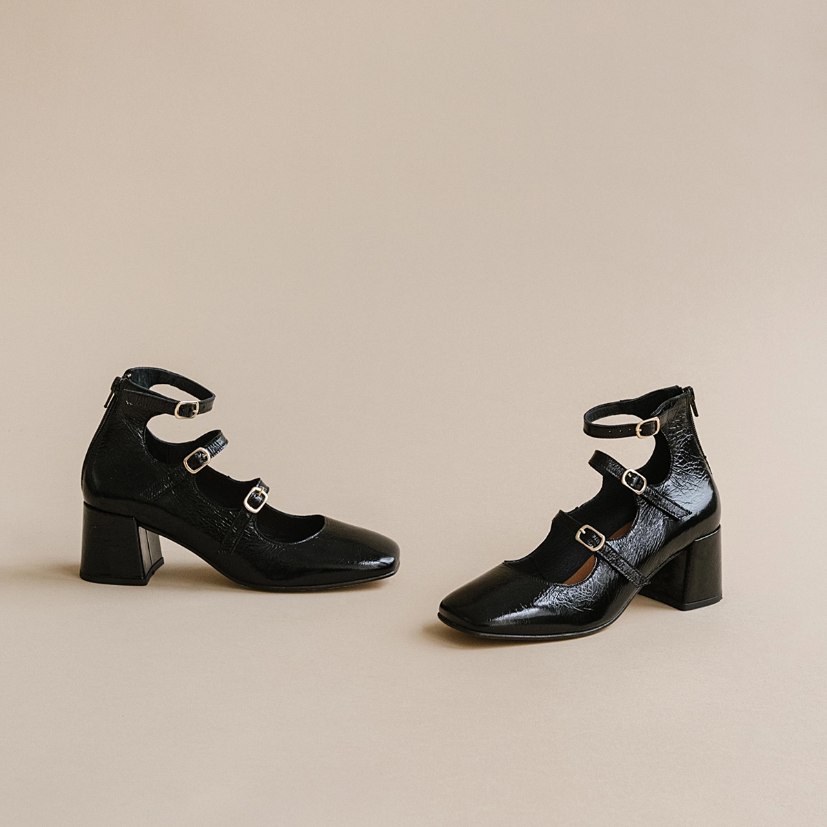 Straps and heels in black shiny leather | ARENA
