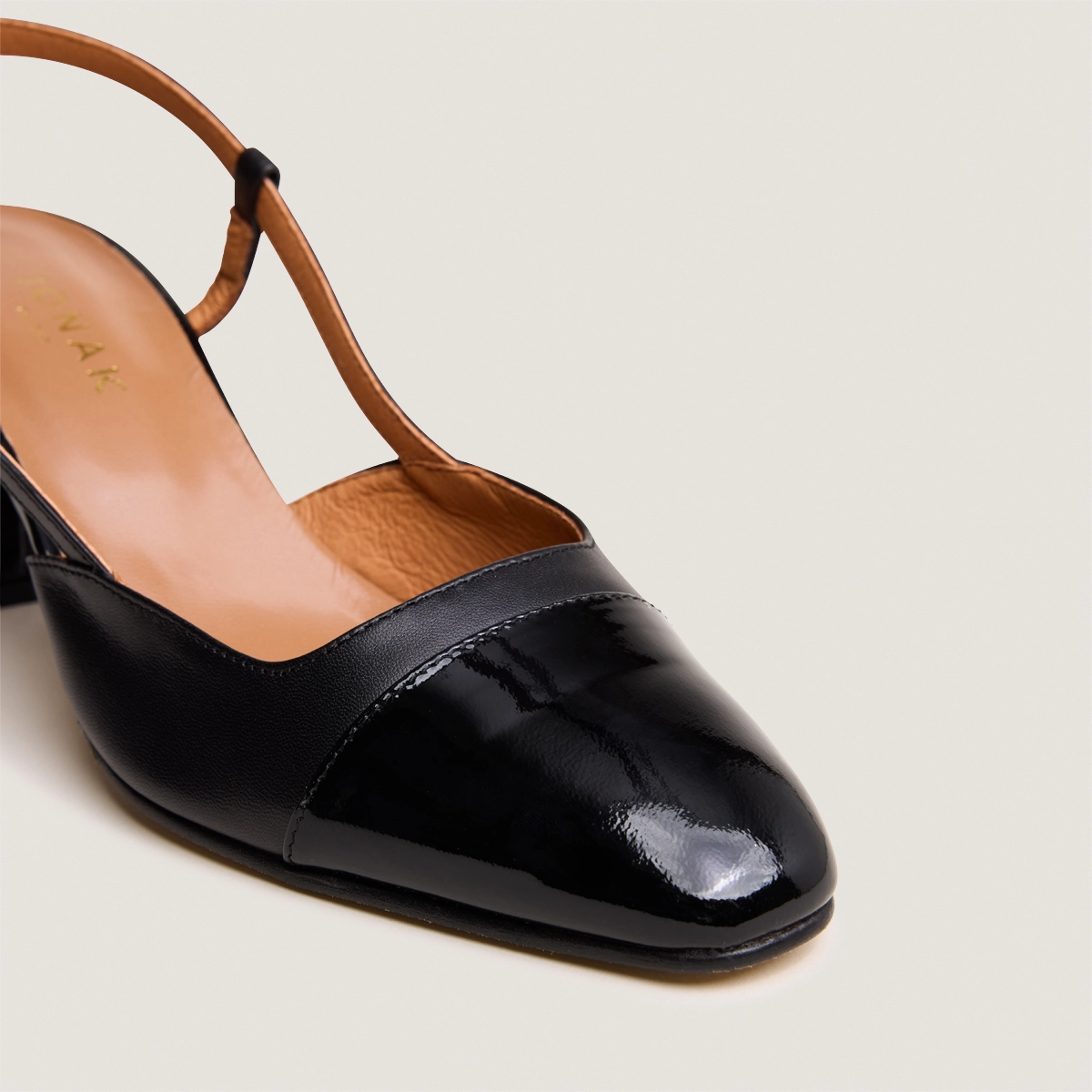 Mary Janes with heels in black patent and leather | DHAPOP