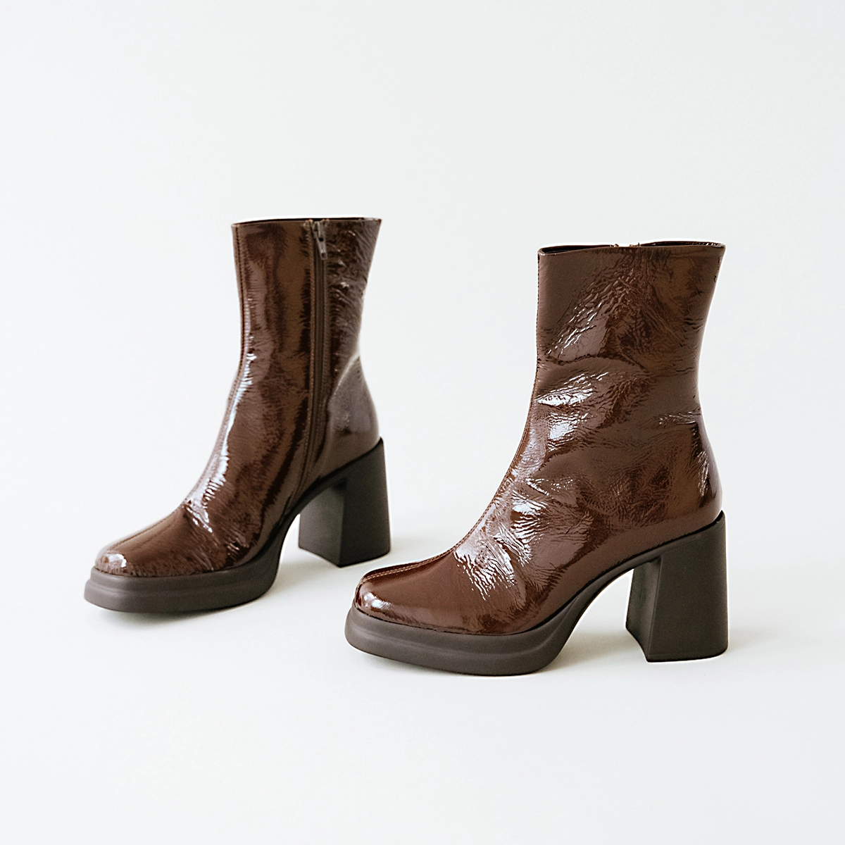 Square toe and platform boots in brown pleated patent | PALETTE