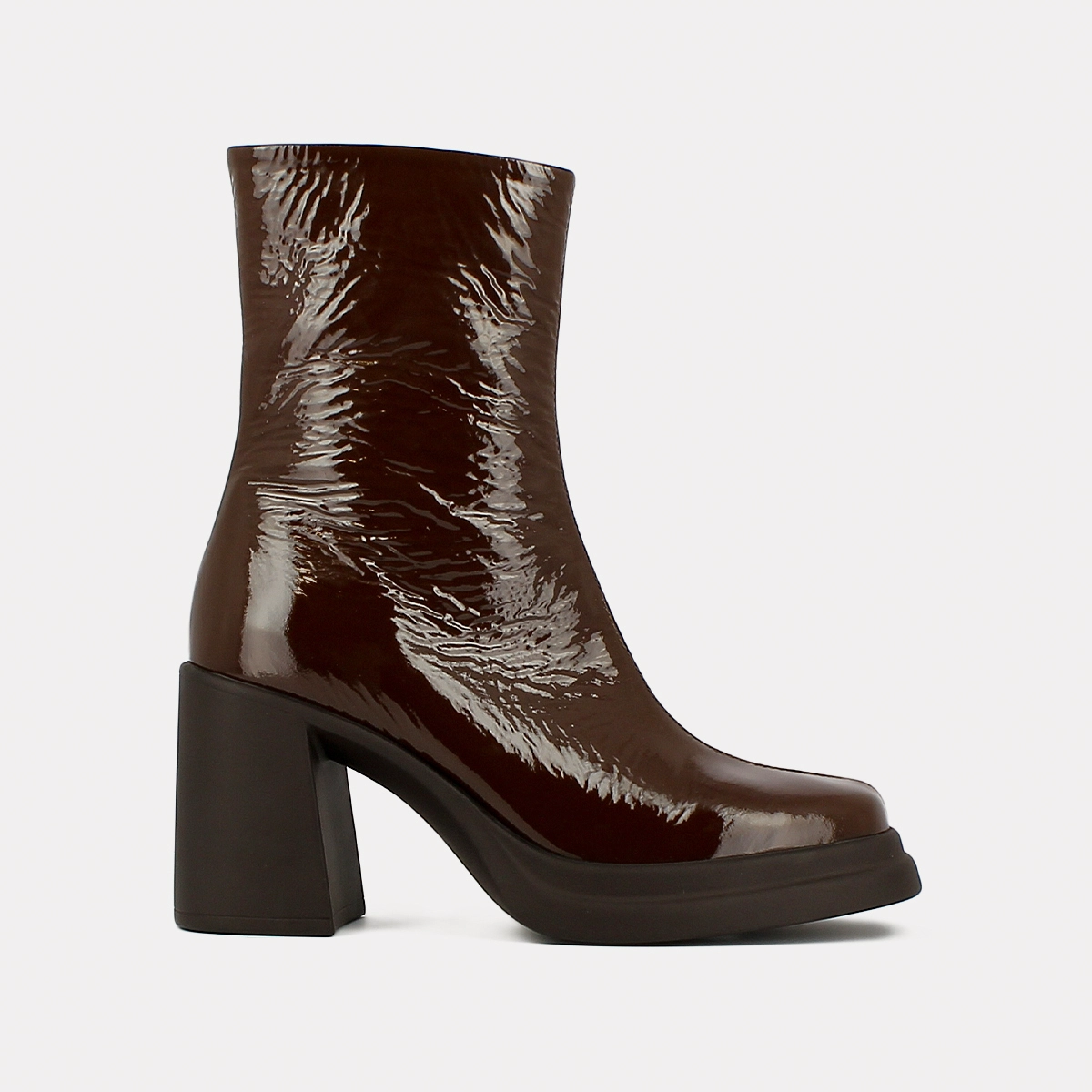 Square toe and platform boots in brown pleated patent | PALETTE