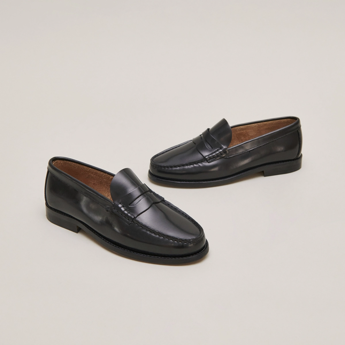 Round-toed loafers in black shiny leather | ODELYA