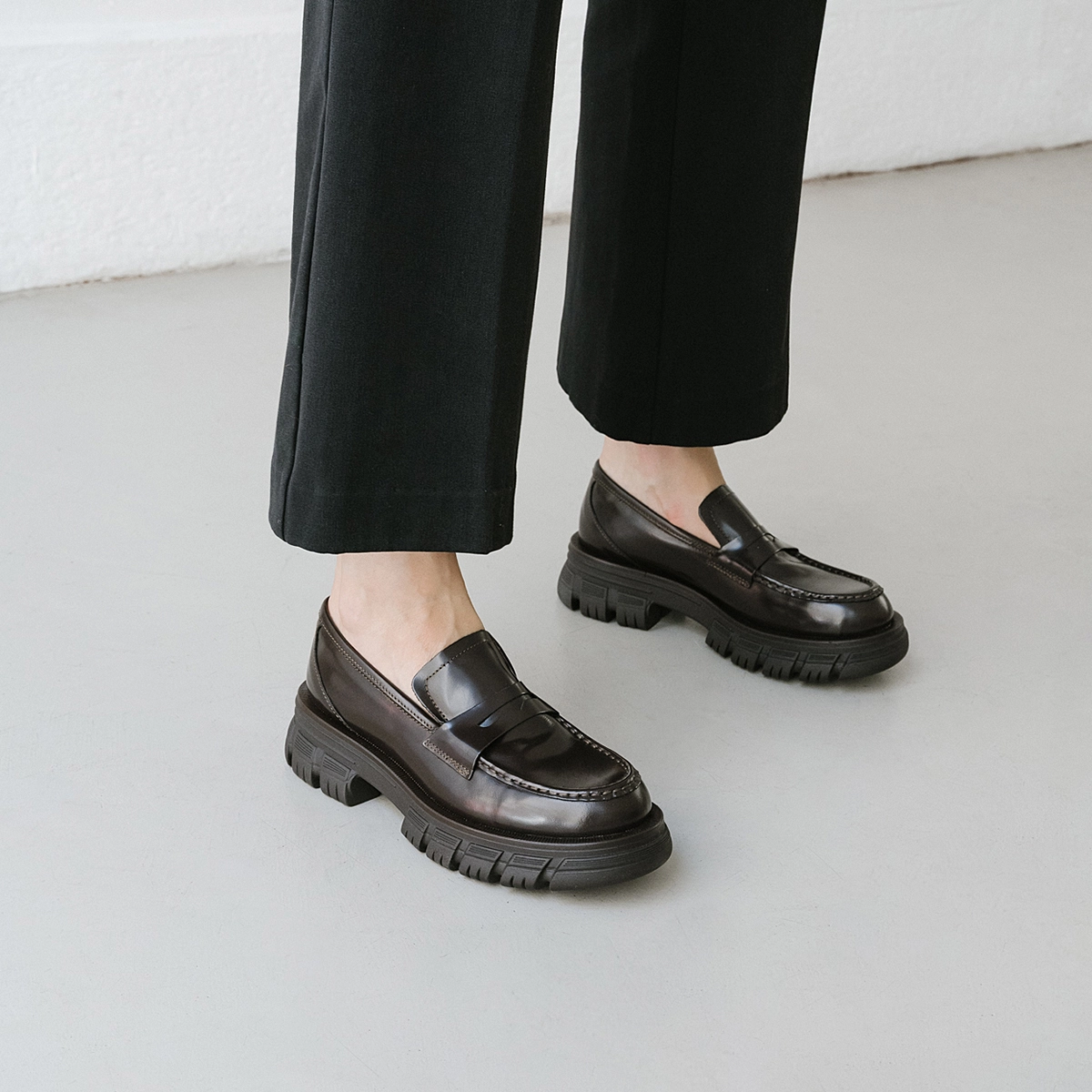 Moccasins with notched soles in brown shiny leather | DIAQ