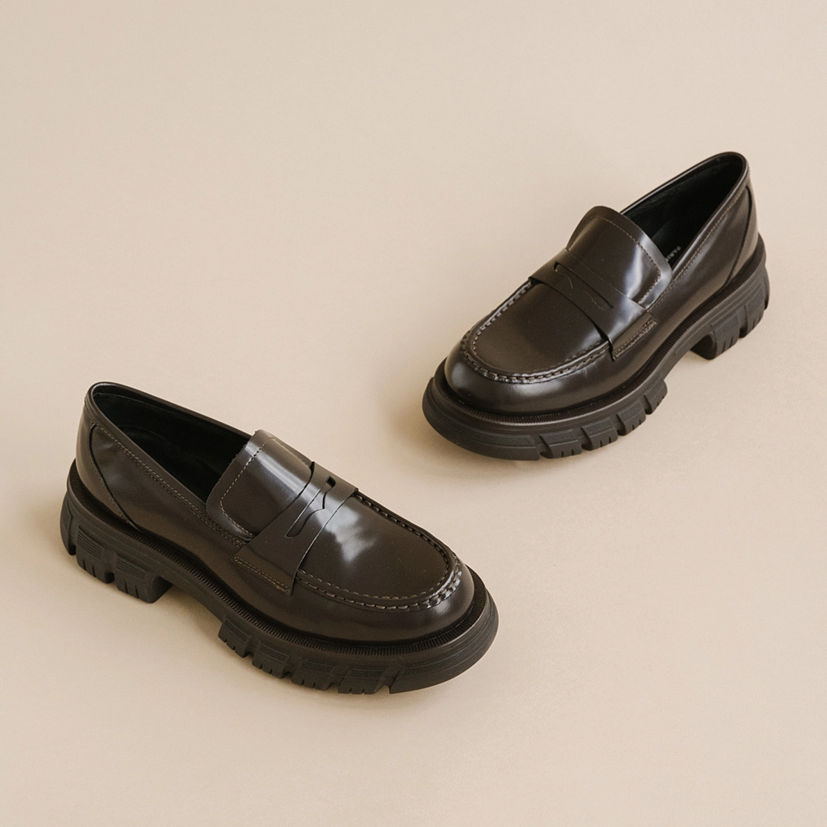 Moccasins with notched soles in brown shiny leather | DIAQ