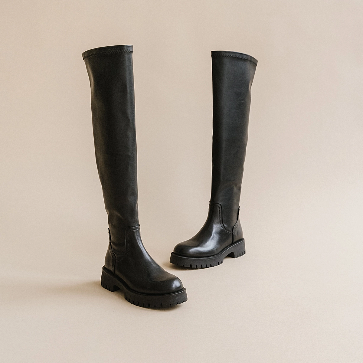 Boots with notched soles in black leather | RADAR