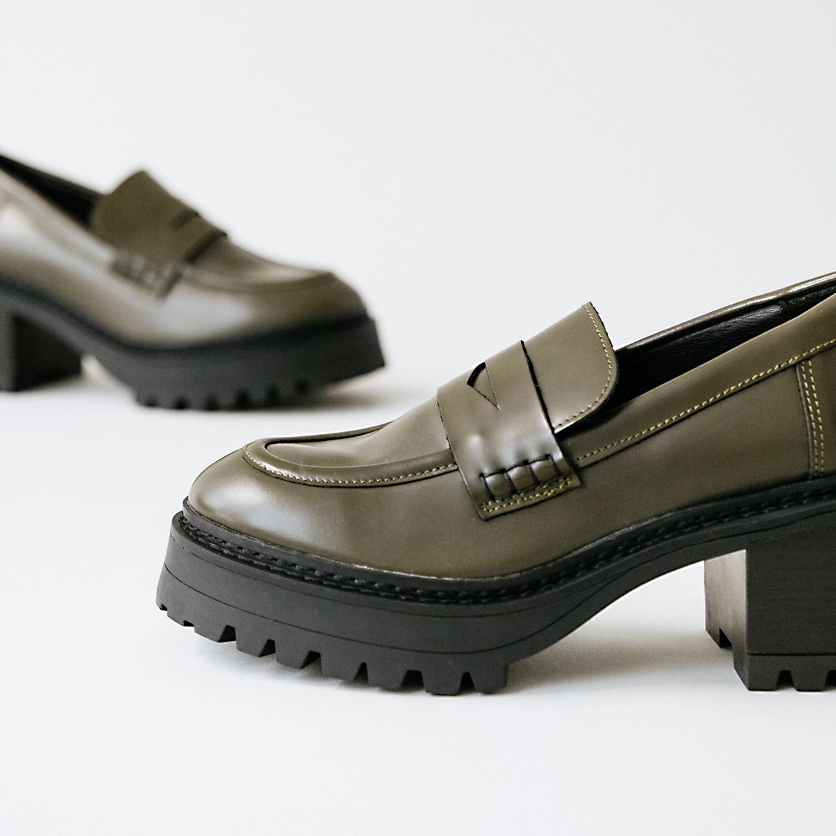 Heeled loafers with notched soles in kaki shiny leather | RHUM
