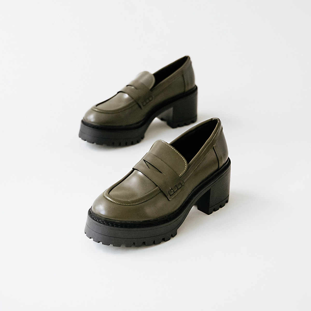 Heeled loafers with notched soles in kaki shiny leather | RHUM
