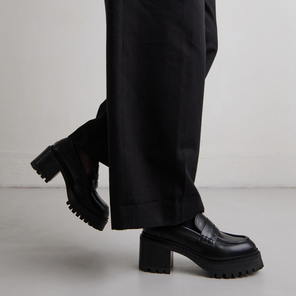 Heeled loafers with notched soles in black shiny leather | RHUM
