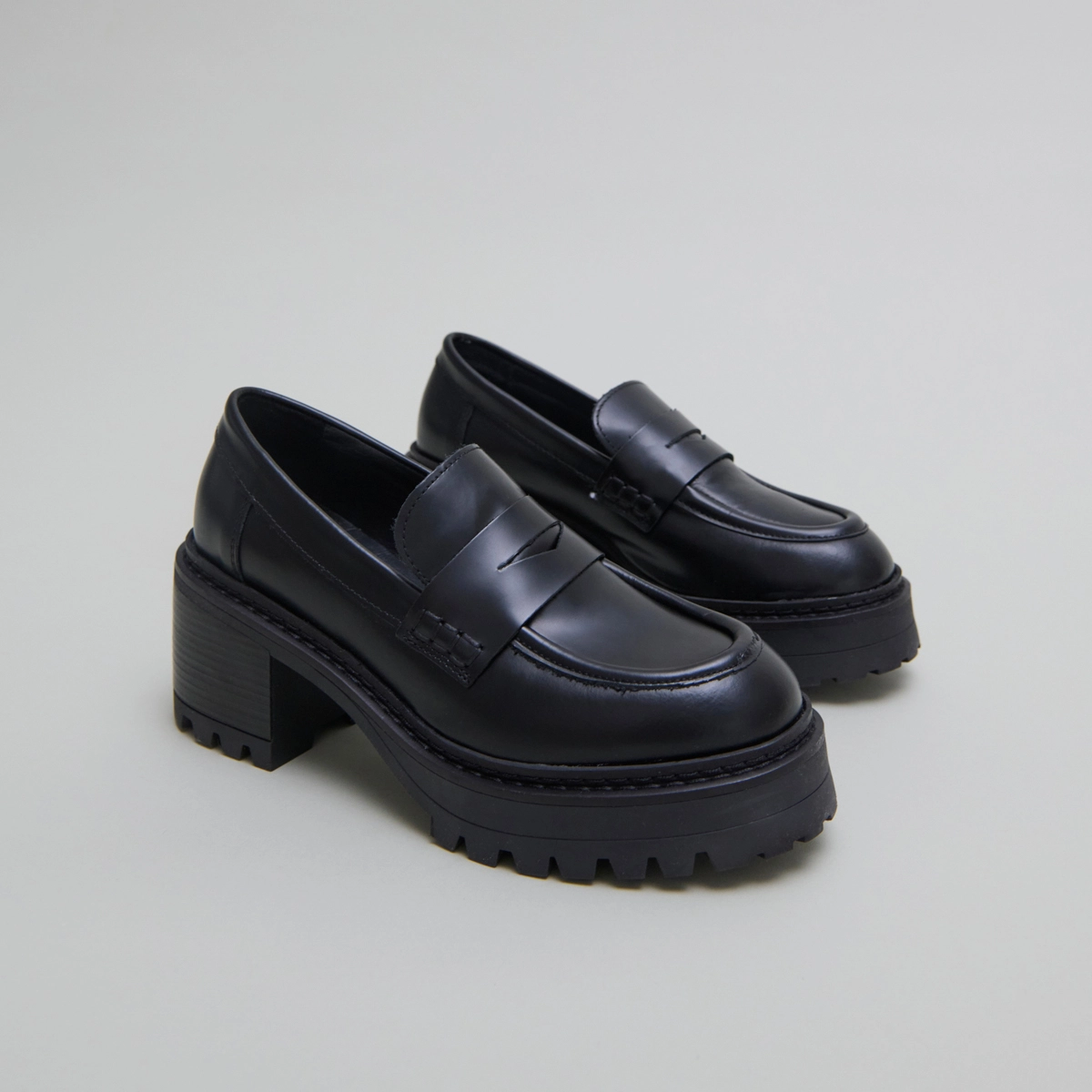 Heeled loafers with notched soles in black shiny leather | RHUM