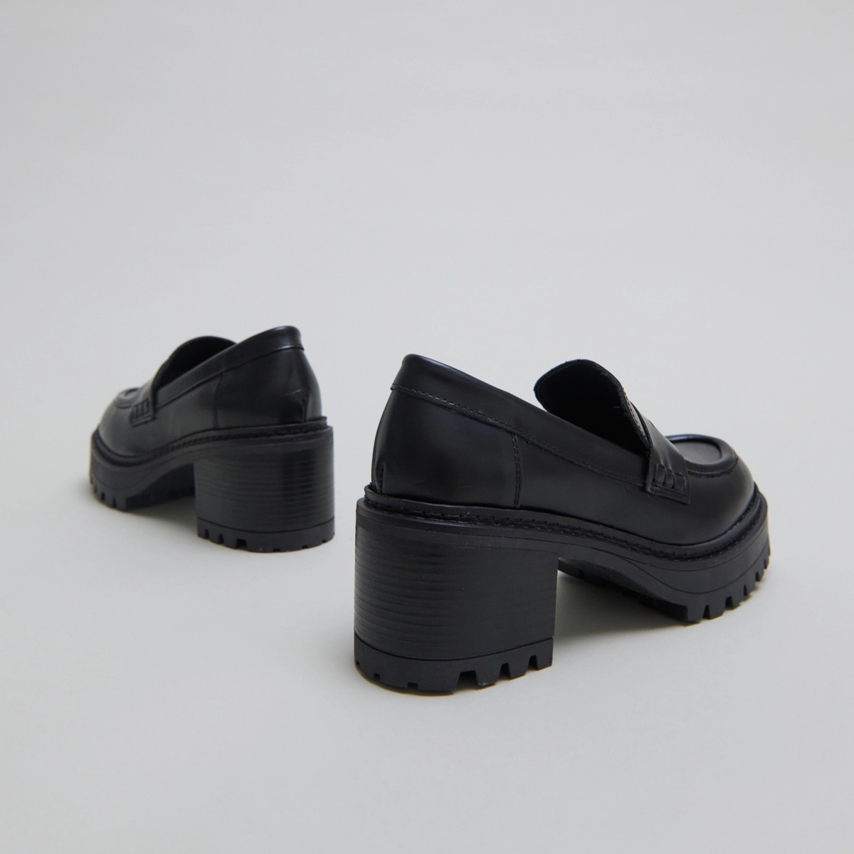 Heeled loafers with notched soles in black shiny leather | RHUM