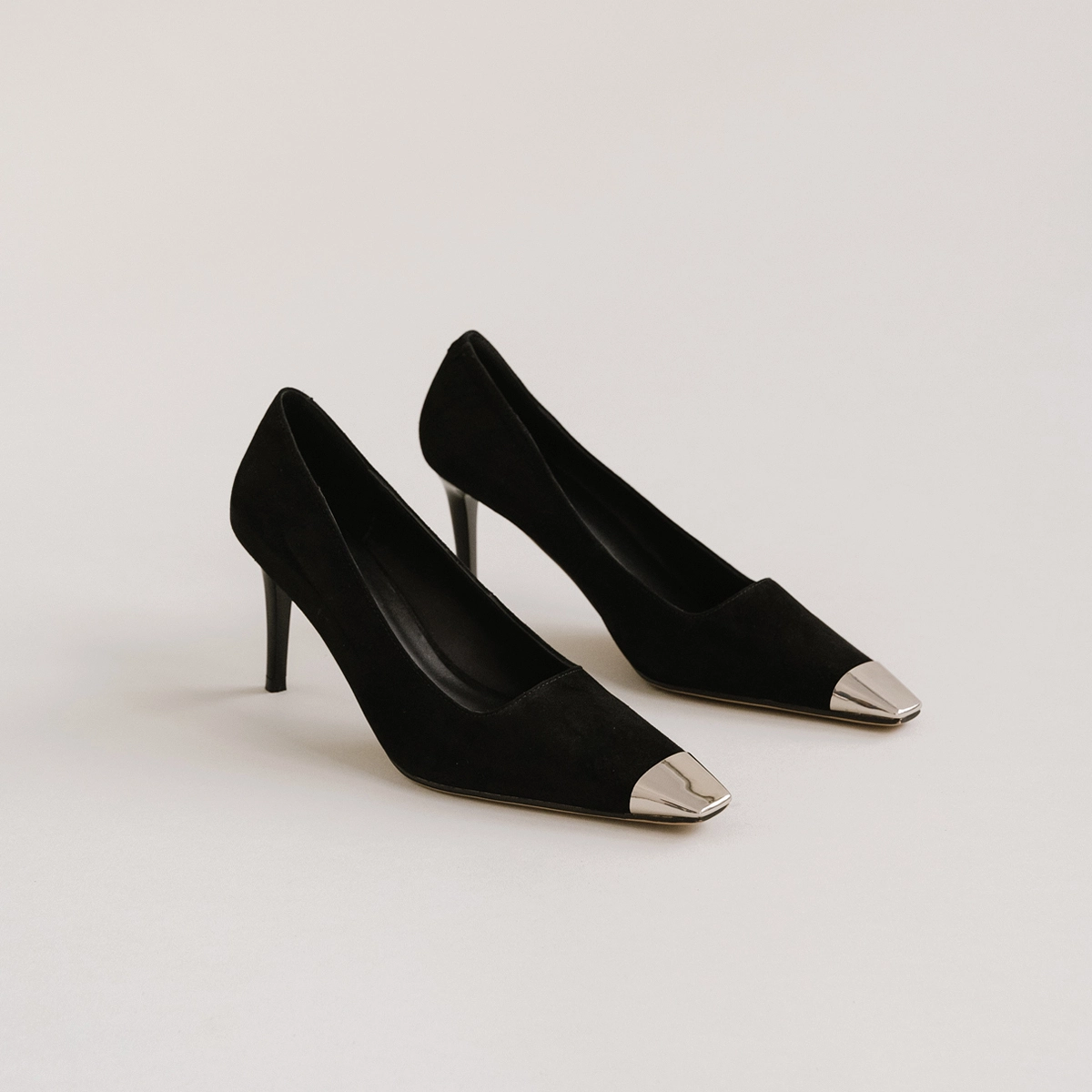 Pointed-toe pumps in black velvet | MER