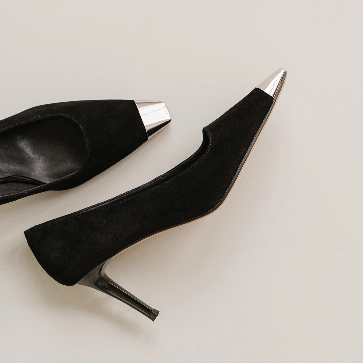 Pointed-toe pumps in black velvet | MER