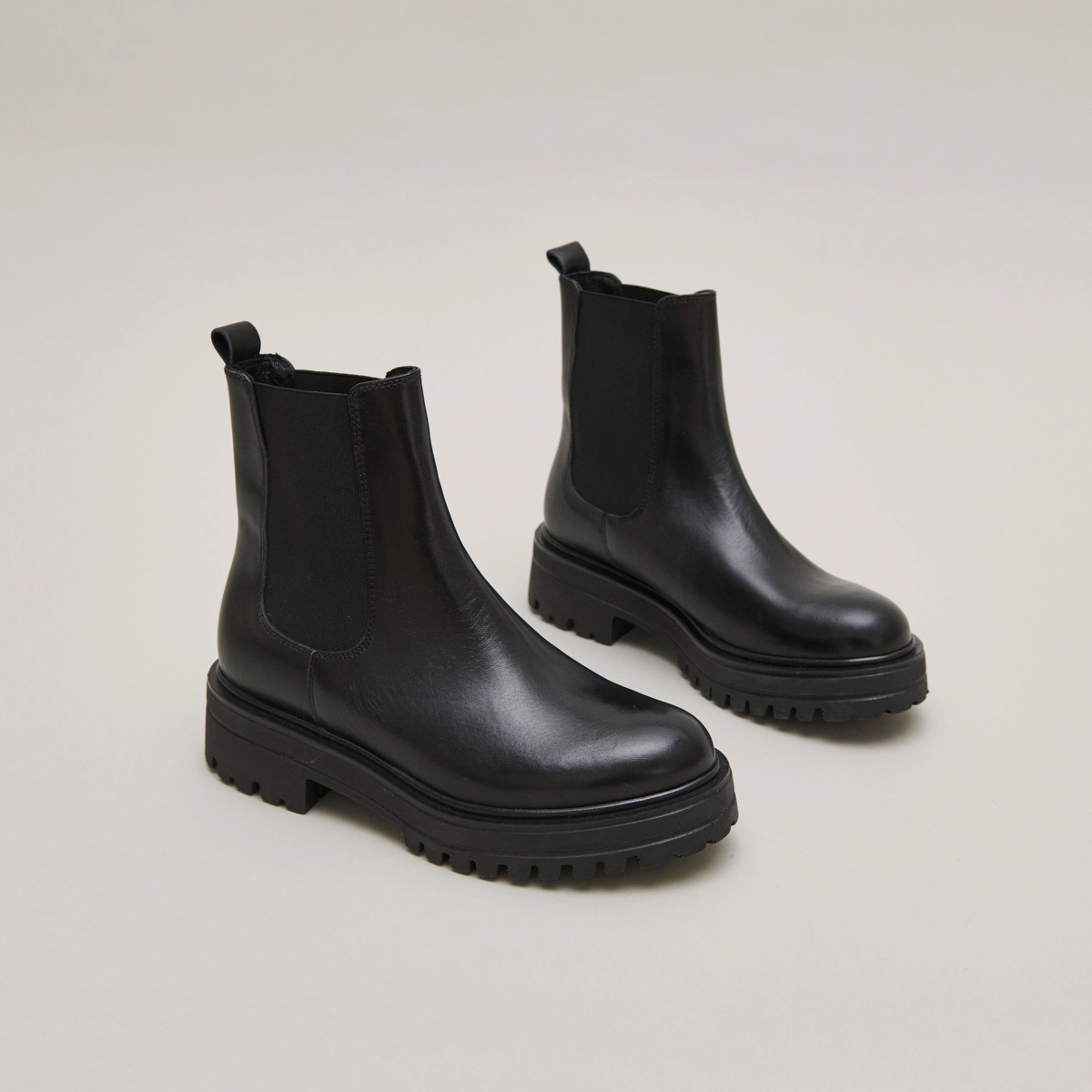 Boots with notched and elastic soles in black leather | AMANDINE