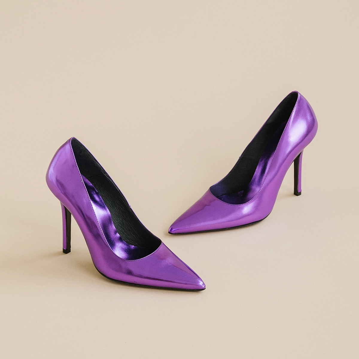 Pointed toe pumps and heels in purple metallic leather | DINERA