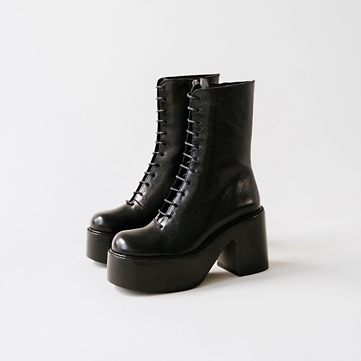 Platform boots with laces in brown aged leather | BAGUETTE