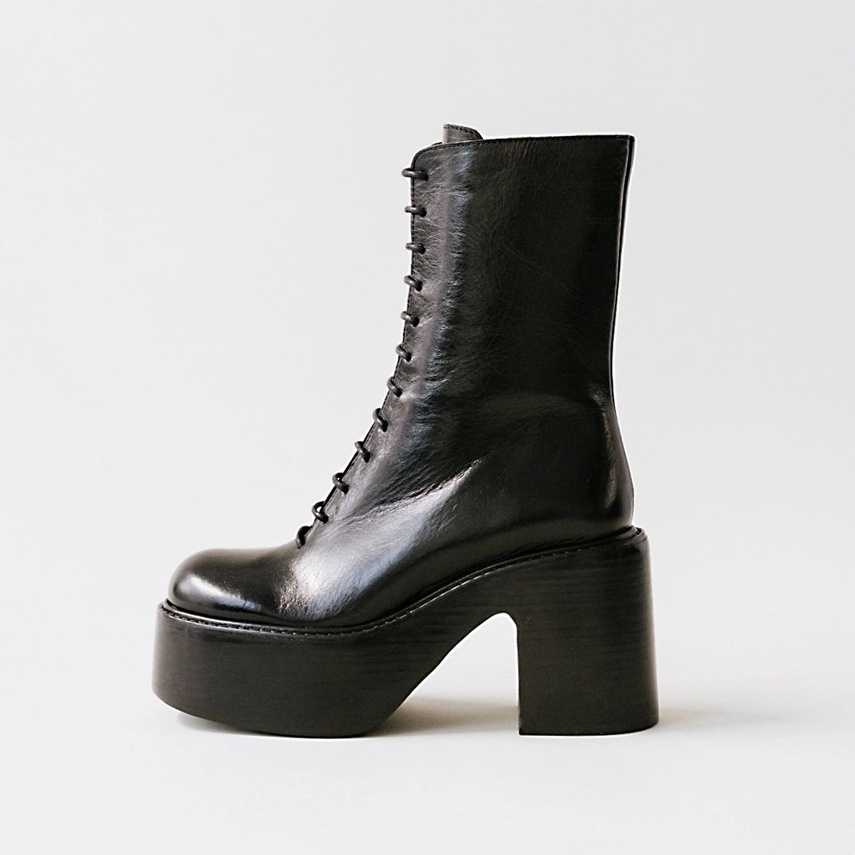 Platform boots with laces in brown aged leather | BAGUETTE