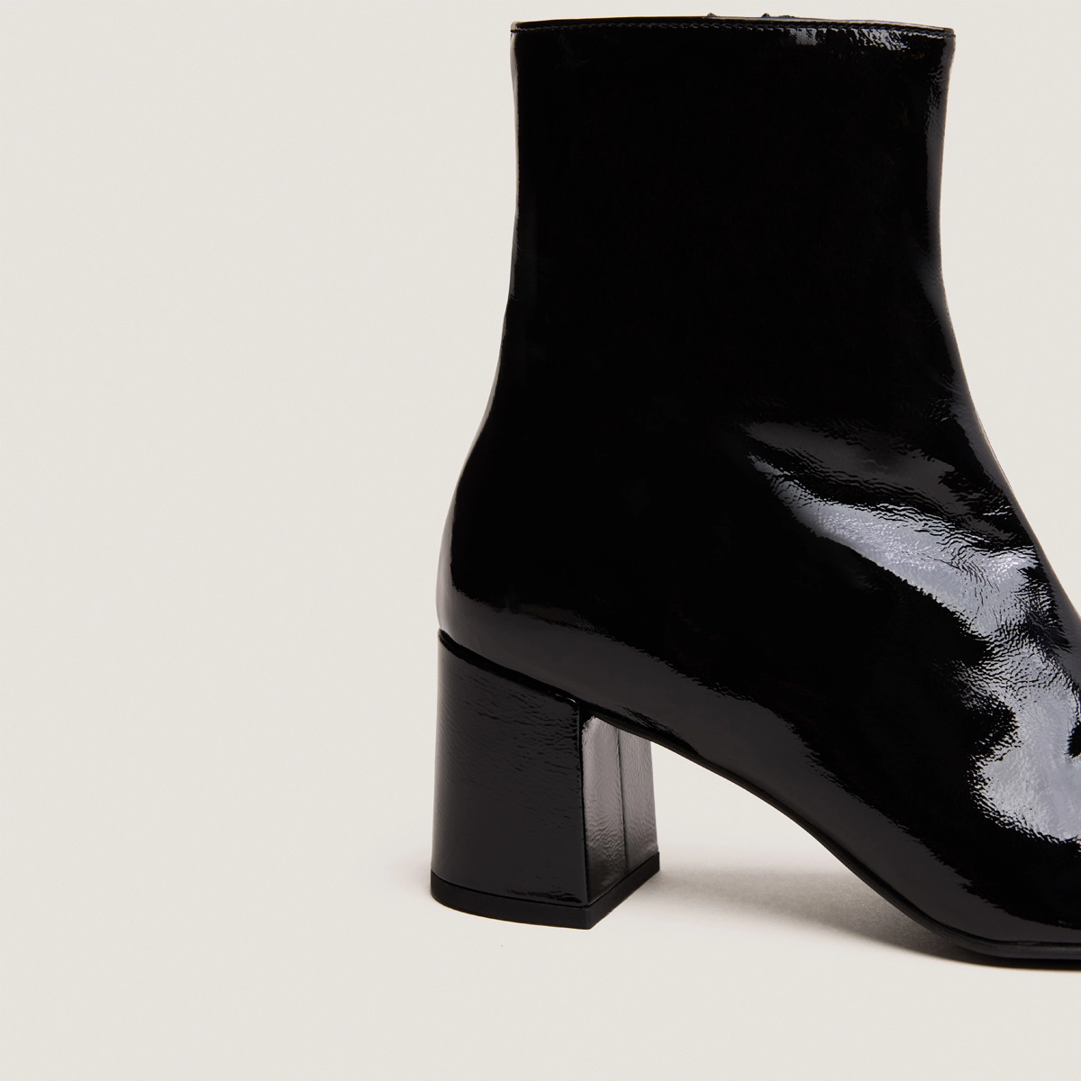 Heeled boots in black pleated patent | DONIAMA
