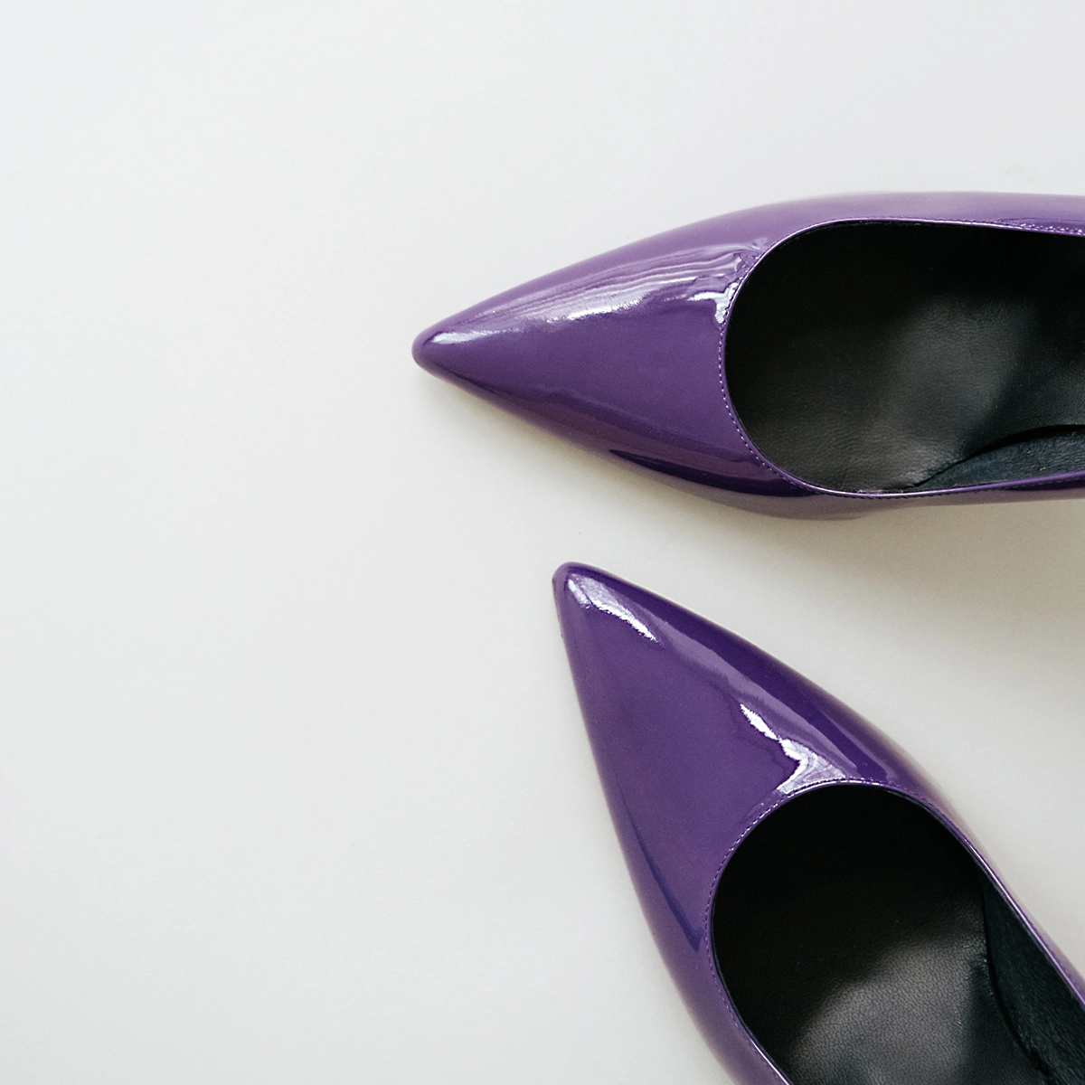 Pointed toe pumps in purple patent leather | DINERO
