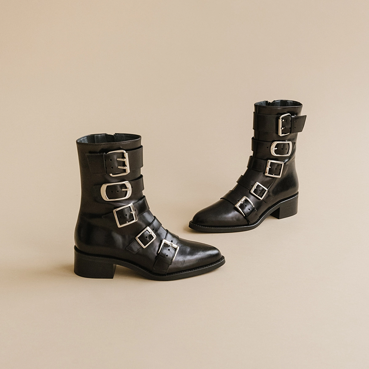 Boots with straps and pointed toes in black leather | DIORA