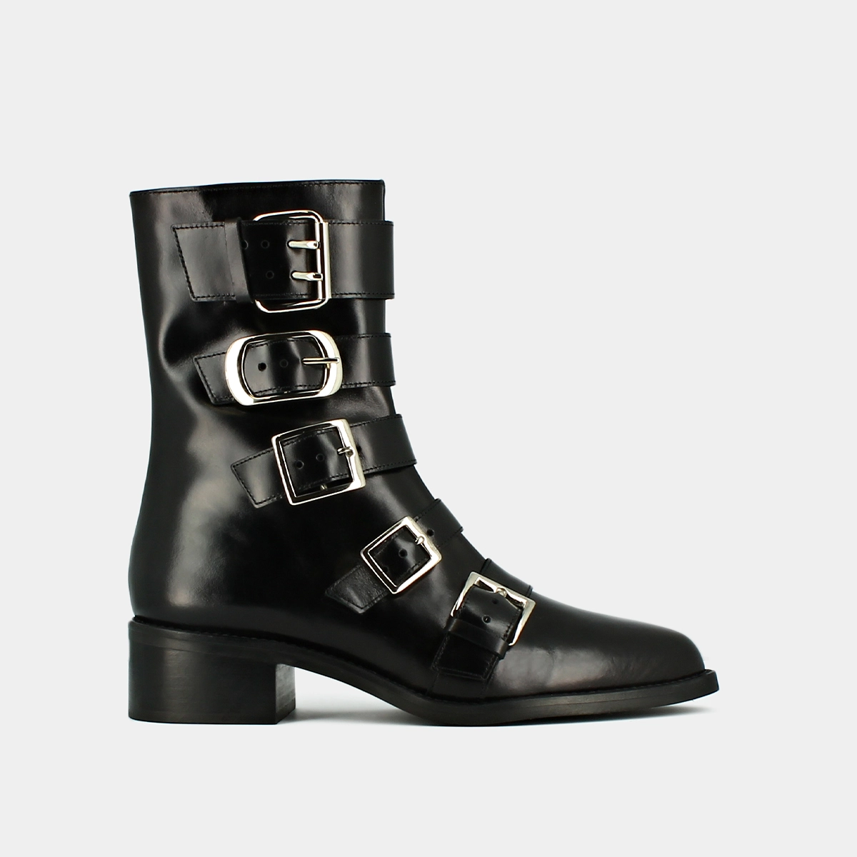 Boots with straps and pointed toes in black leather | DIORA