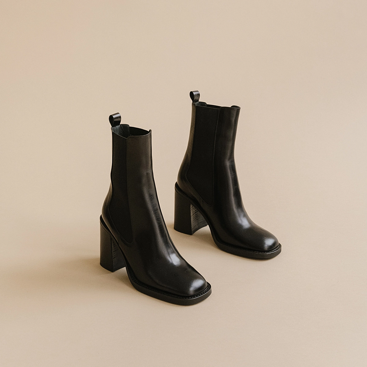 Heeled boots with square toes in black leather | DALLANT