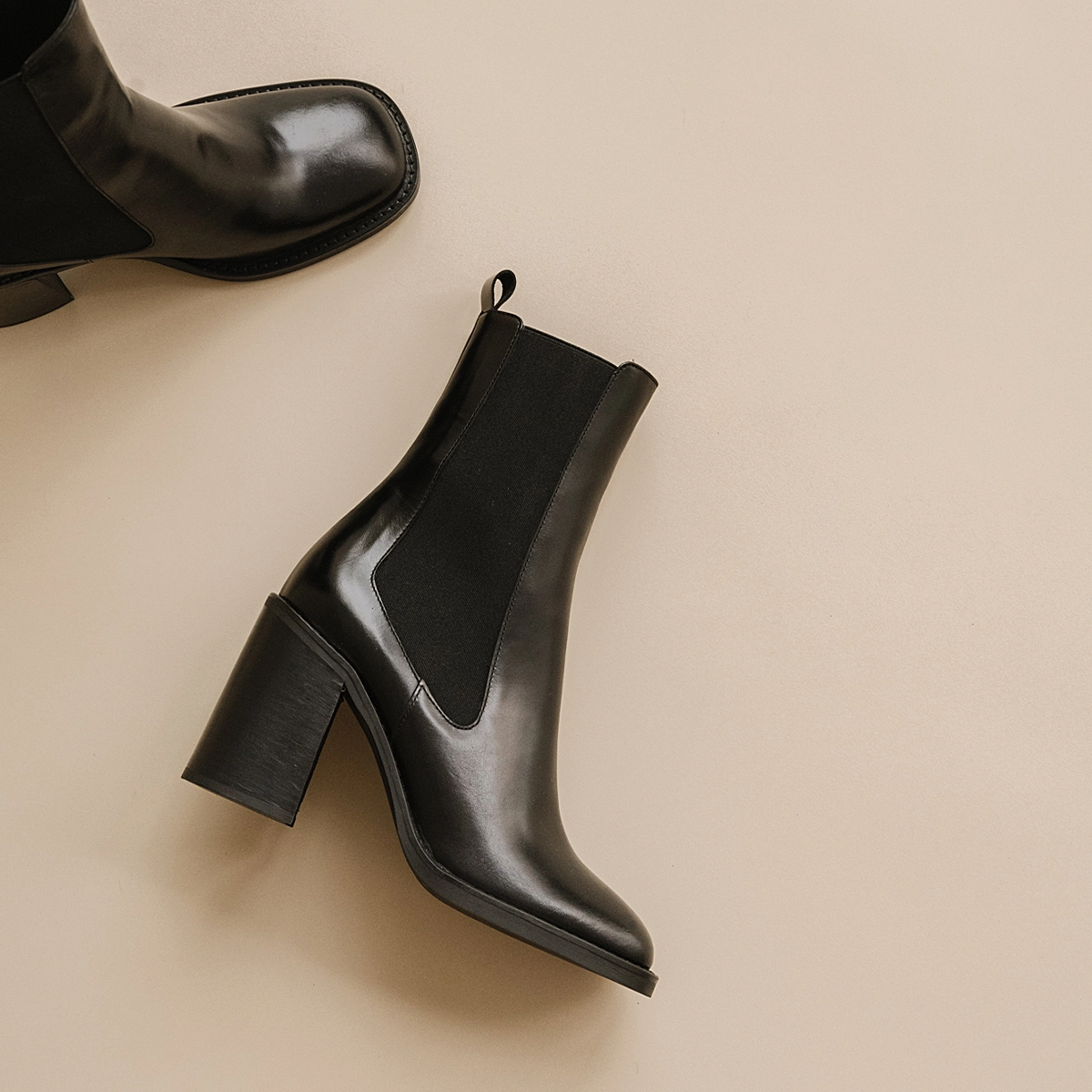 Heeled boots with square toes in black leather | DALLANT