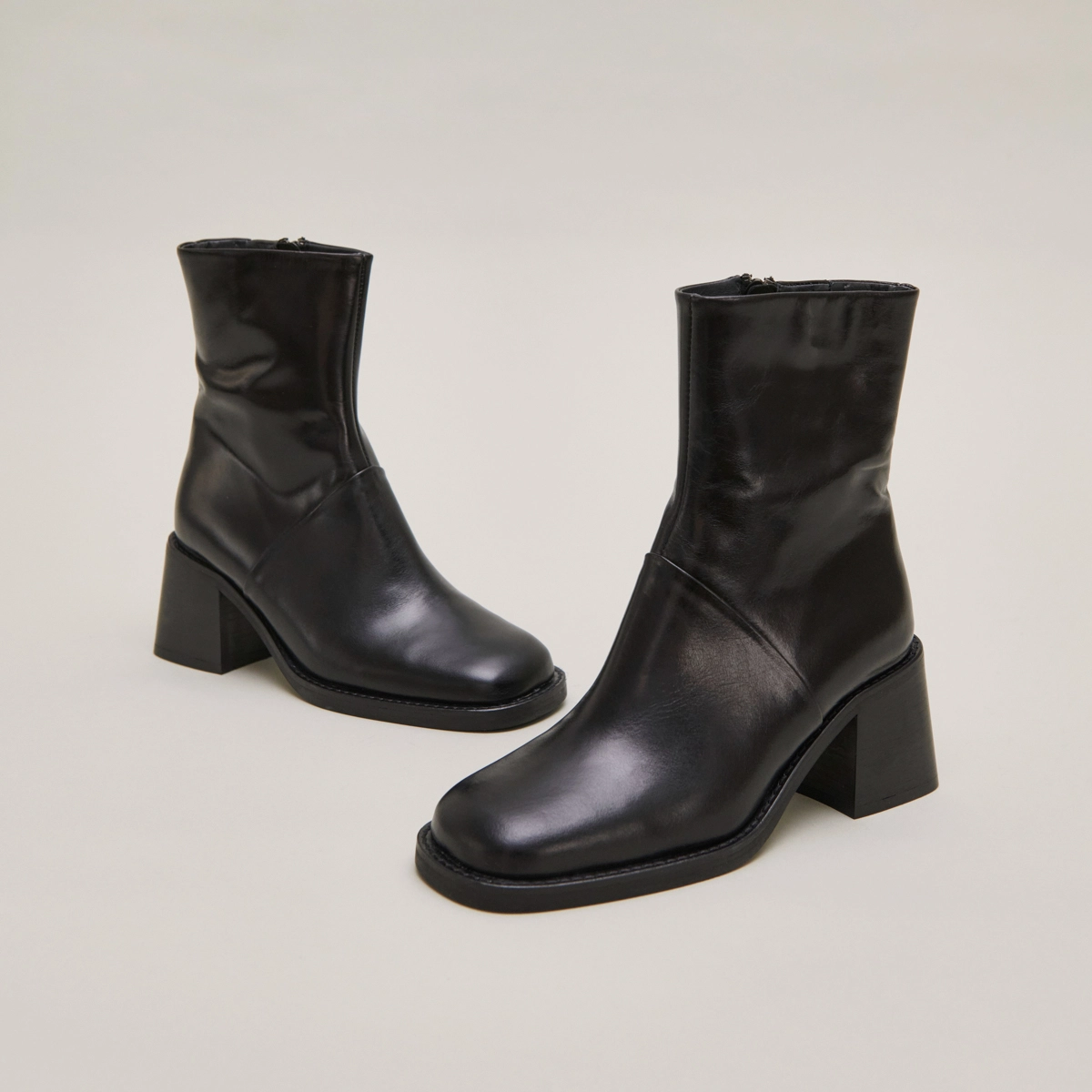 Square-toe boots with exposed seams in black leather | DIOUMA