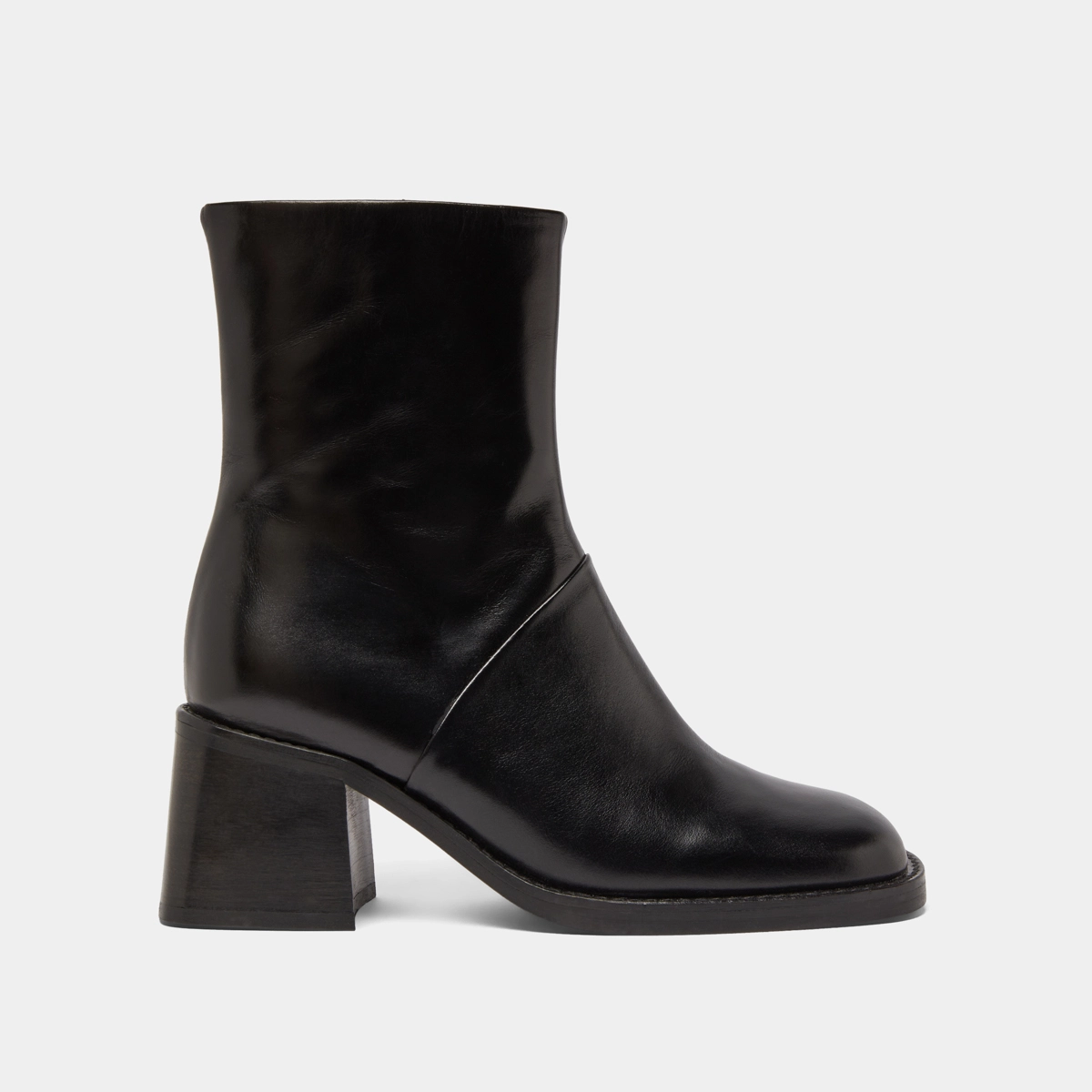Square-toe boots with exposed seams in black leather | DIOUMA