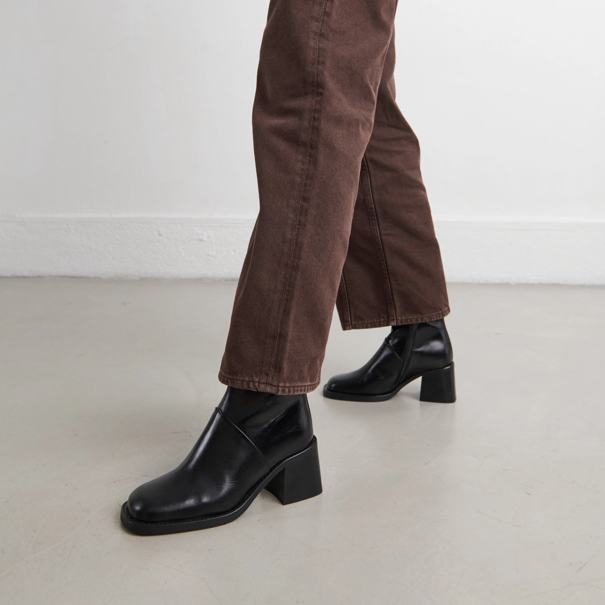 Square-toe boots with exposed seams in black leather | DIOUMA