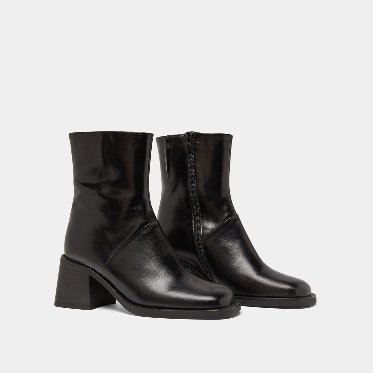 Square-toe boots with exposed seams in black leather | DIOUMA
