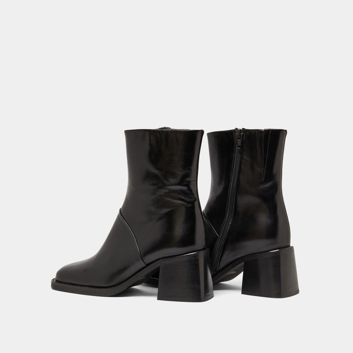 Square-toe boots with exposed seams in black leather | DIOUMA