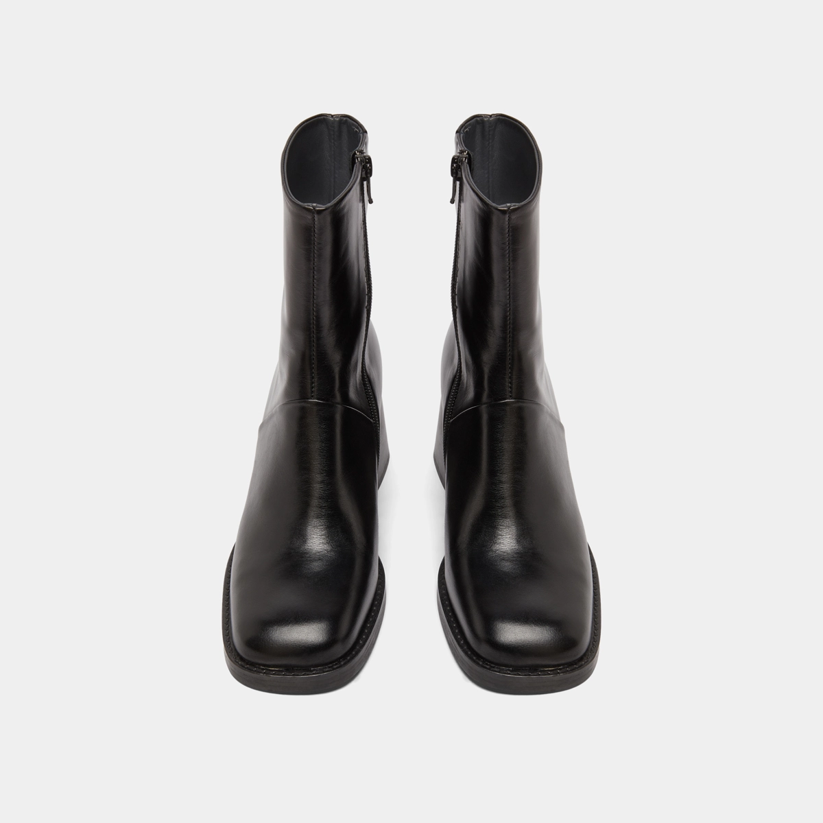 Square-toe boots with exposed seams in black leather | DIOUMA