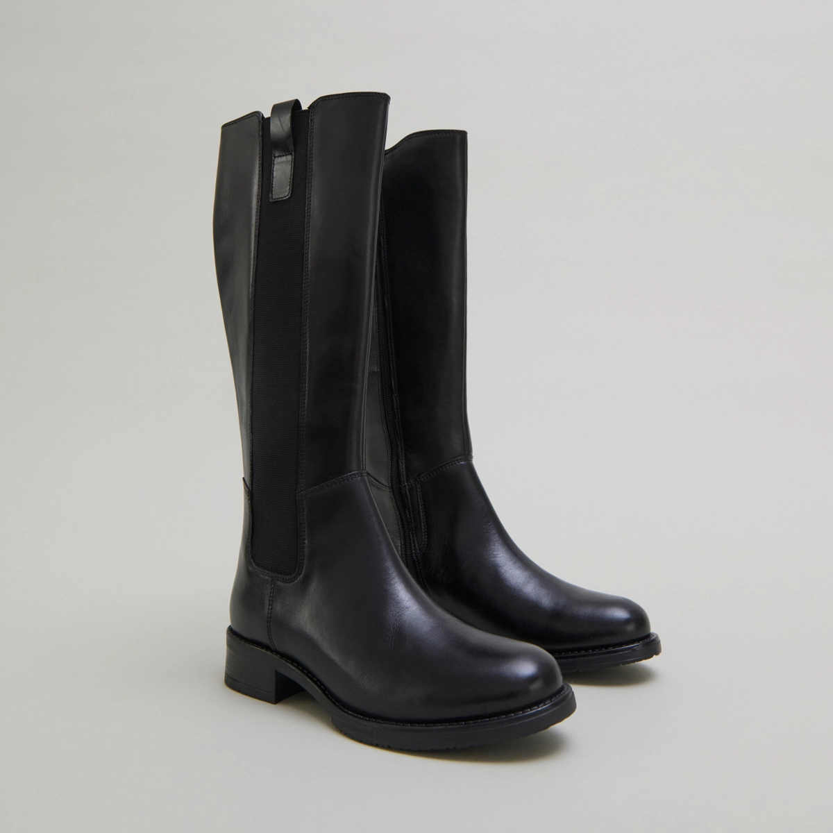 Flat boots with round toes in black leather | ASPER