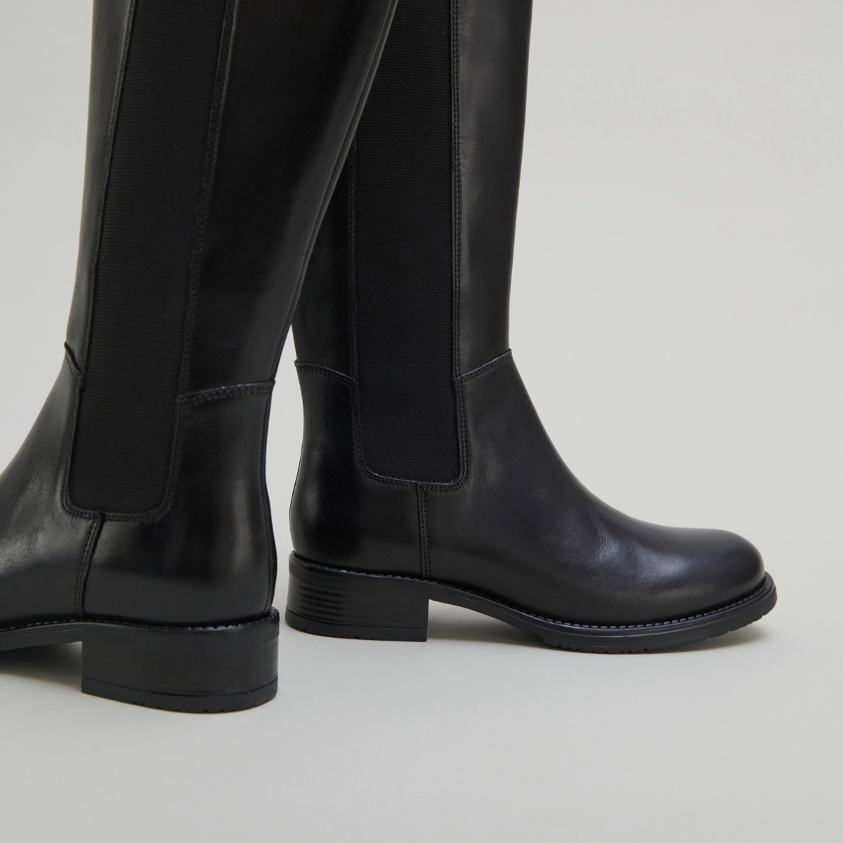 Flat boots with round toes in black leather | ASPER