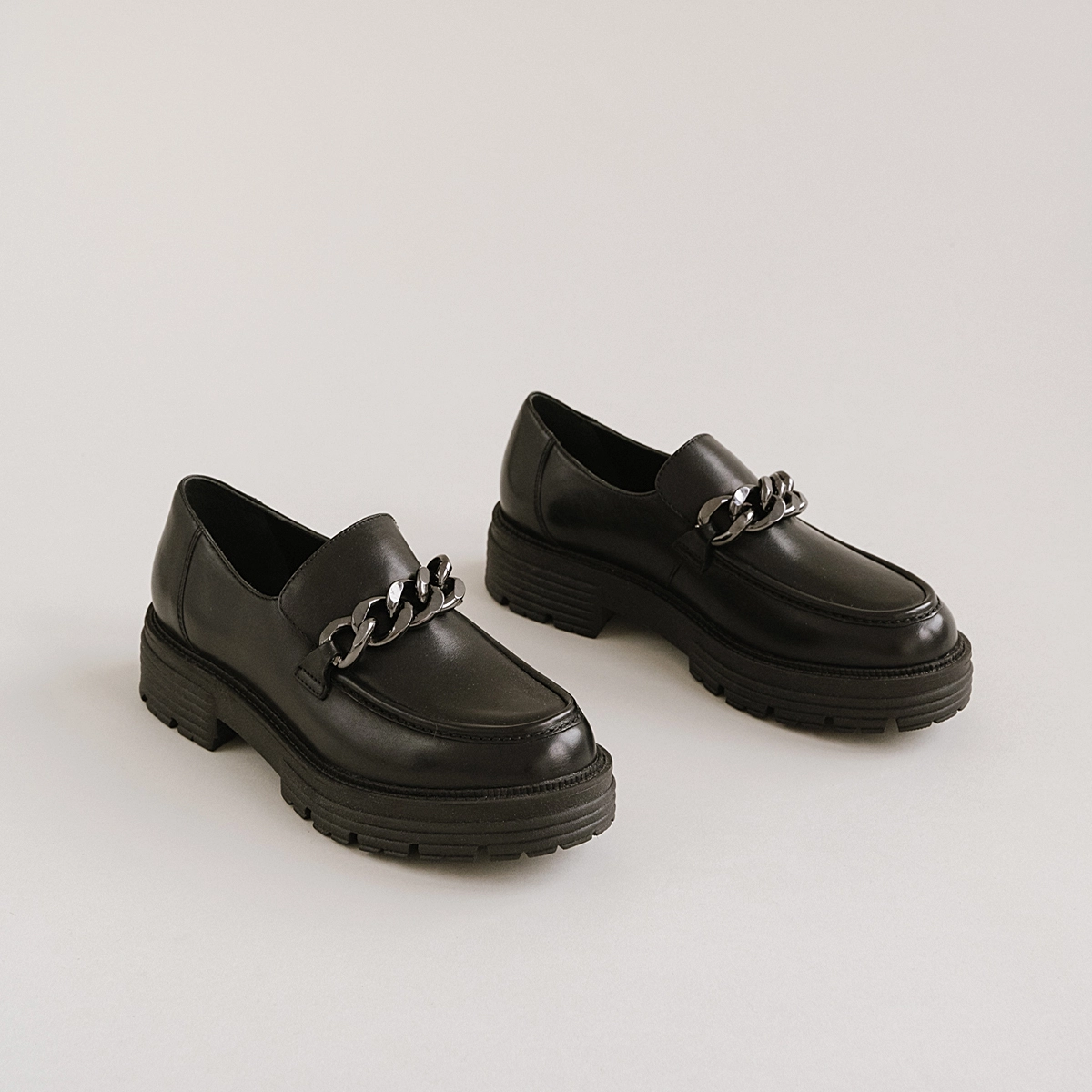 Loafers with chains and notched soles in black leather | ANTONY