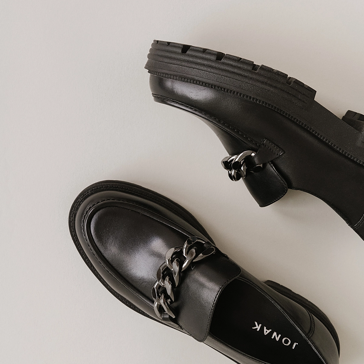 Loafers with chains and notched soles in black leather | ANTONY