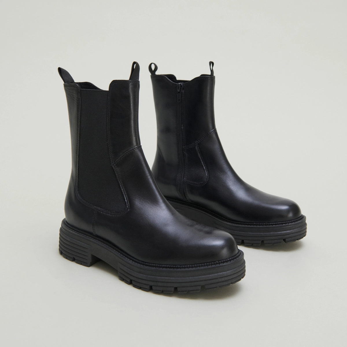 Ankle boots with notched soles in black leather | ANTONELLE