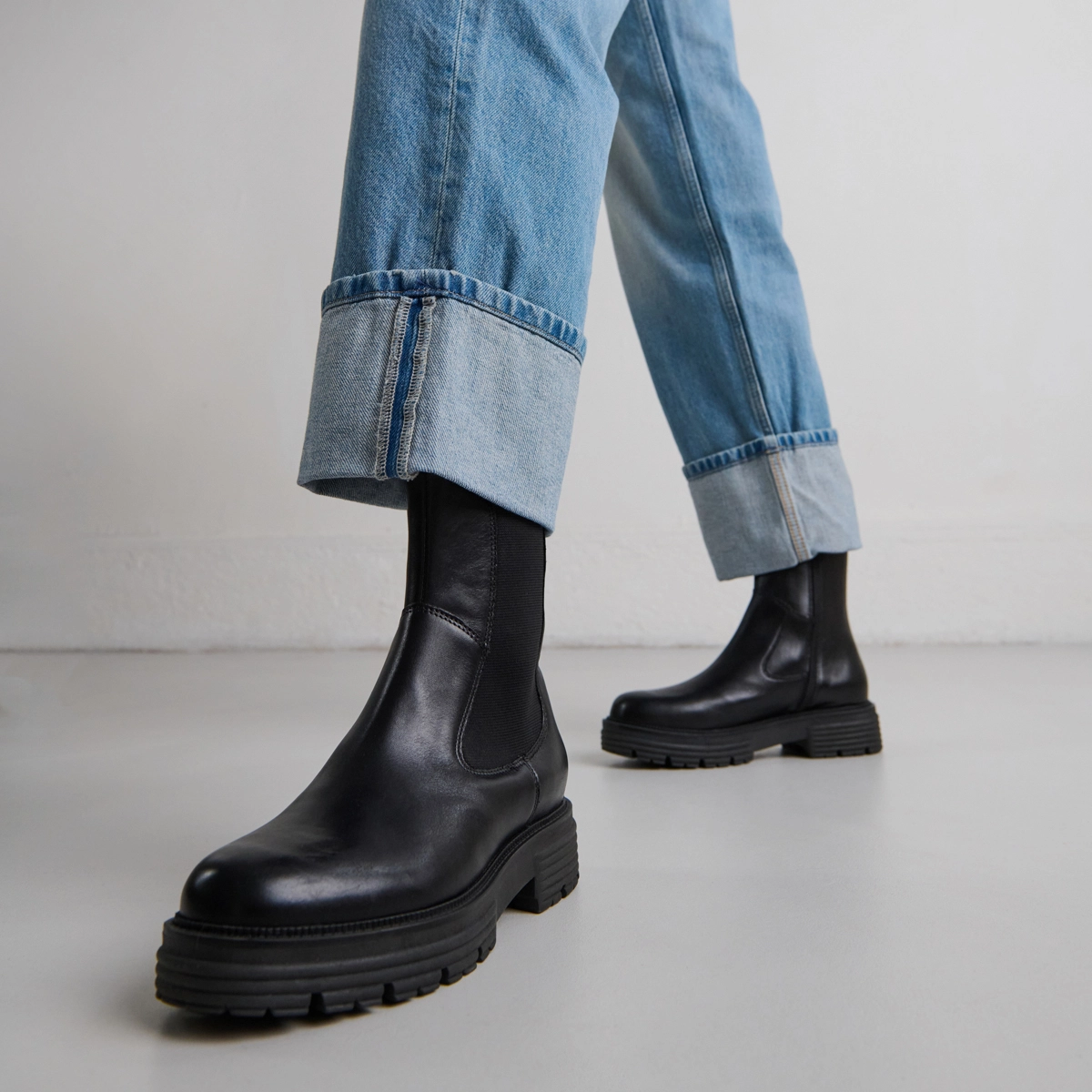 Ankle boots with notched soles in black leather | ANTONELLE