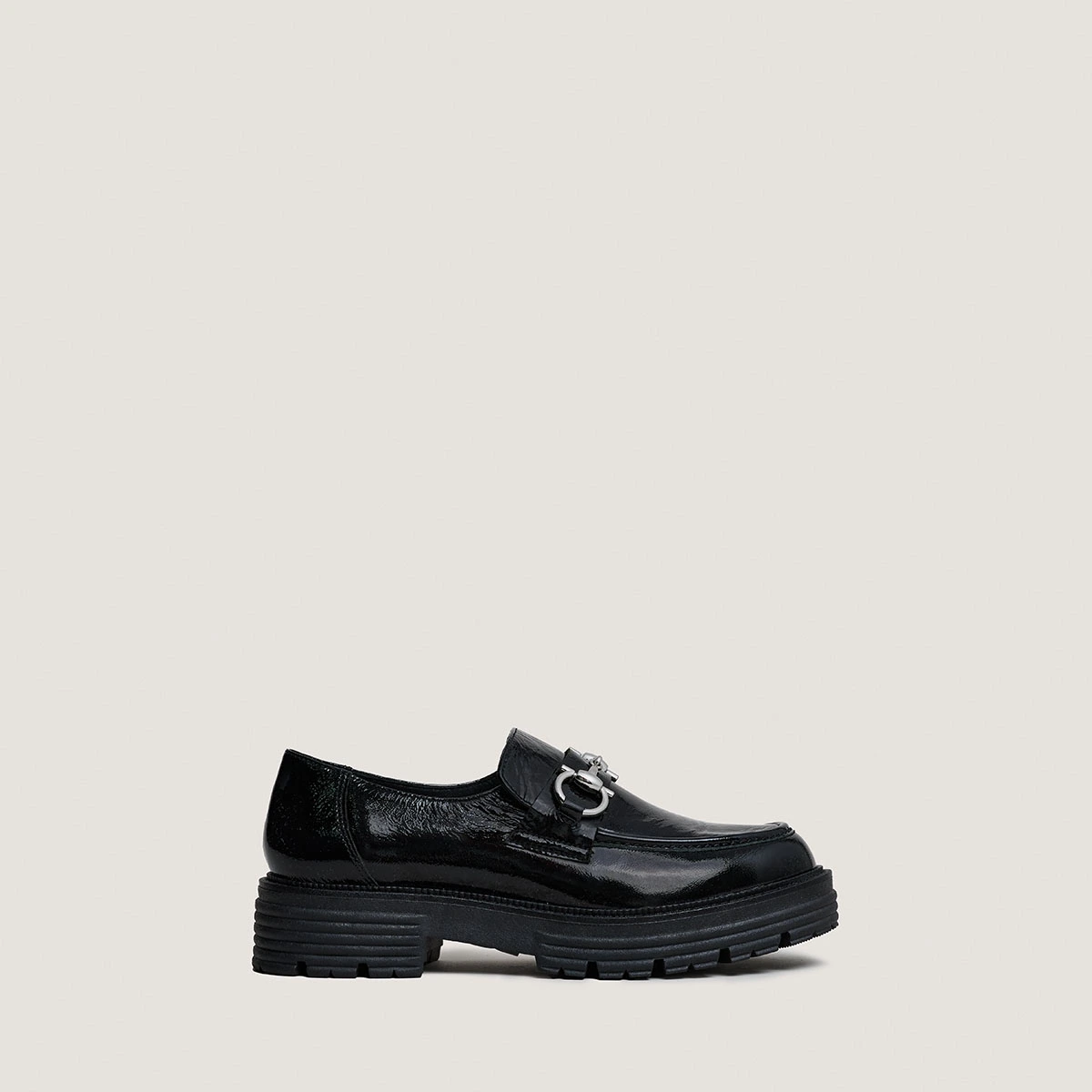 Moccasins with bits and notched soles in black pleated patent | ANTON