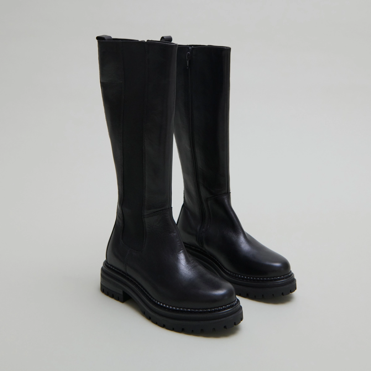 Boots with round toes and notched soles in black leather | ADAL