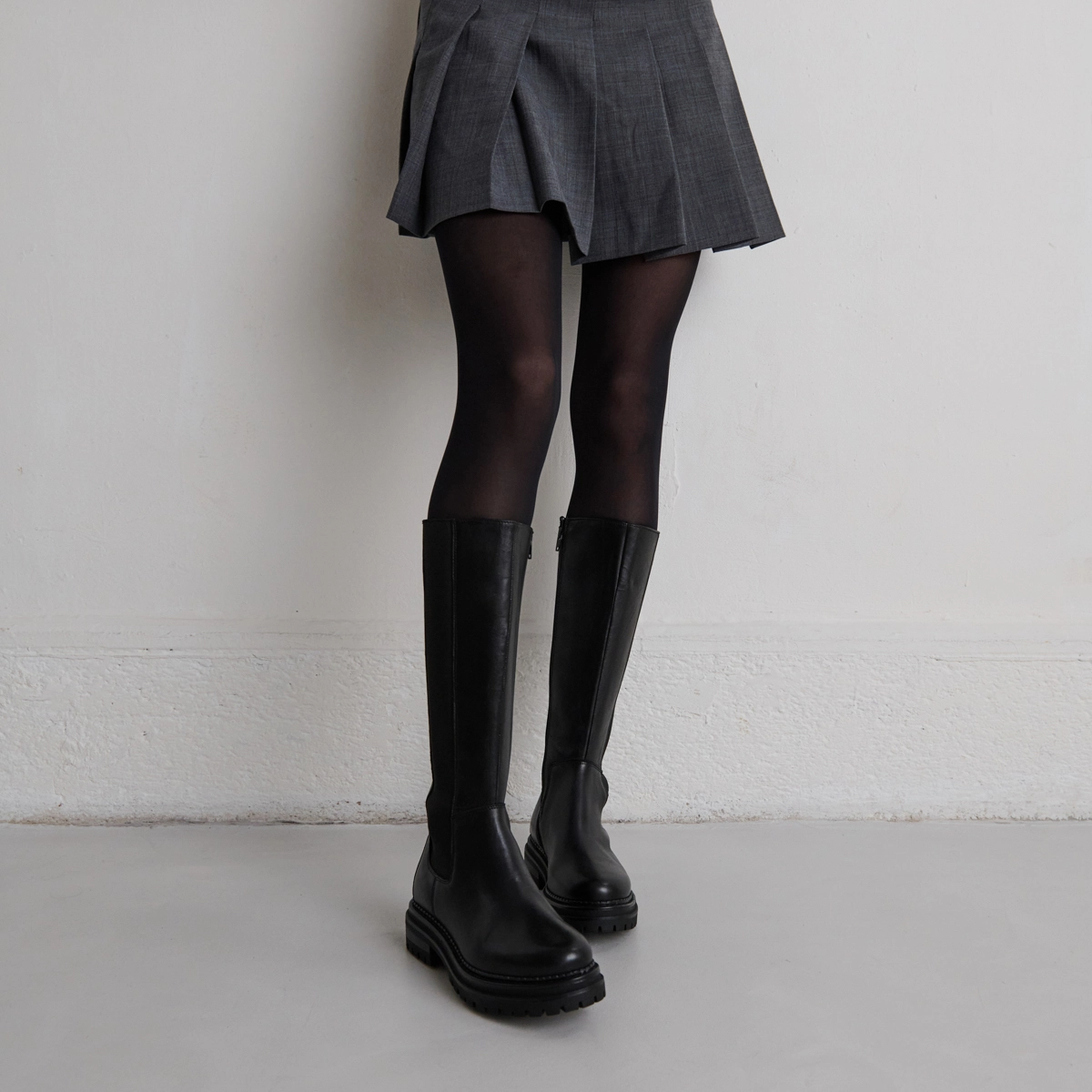 Boots with round toes and notched soles in black leather | ADAL