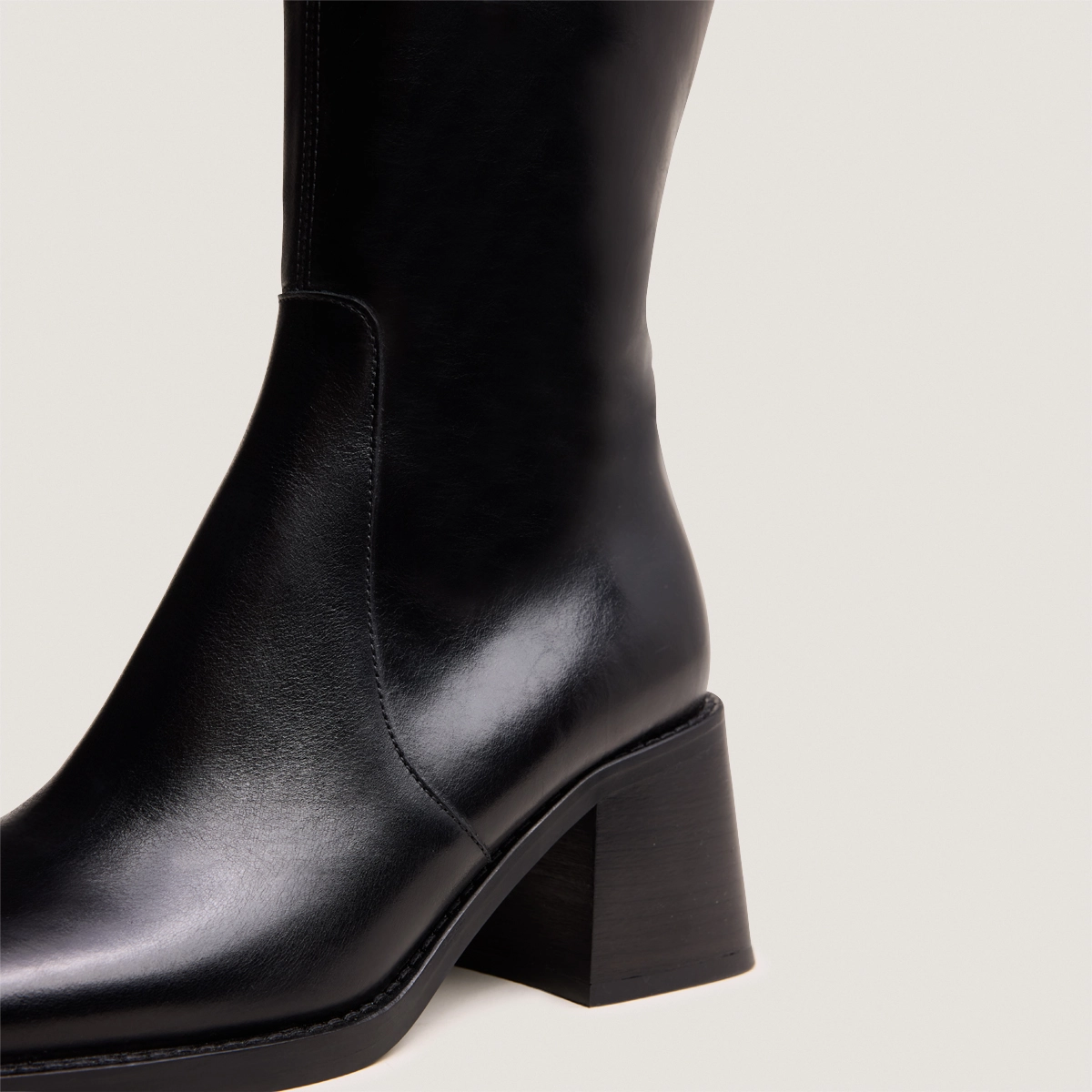 Boots with thick heels and square toes in black leather | DIOU