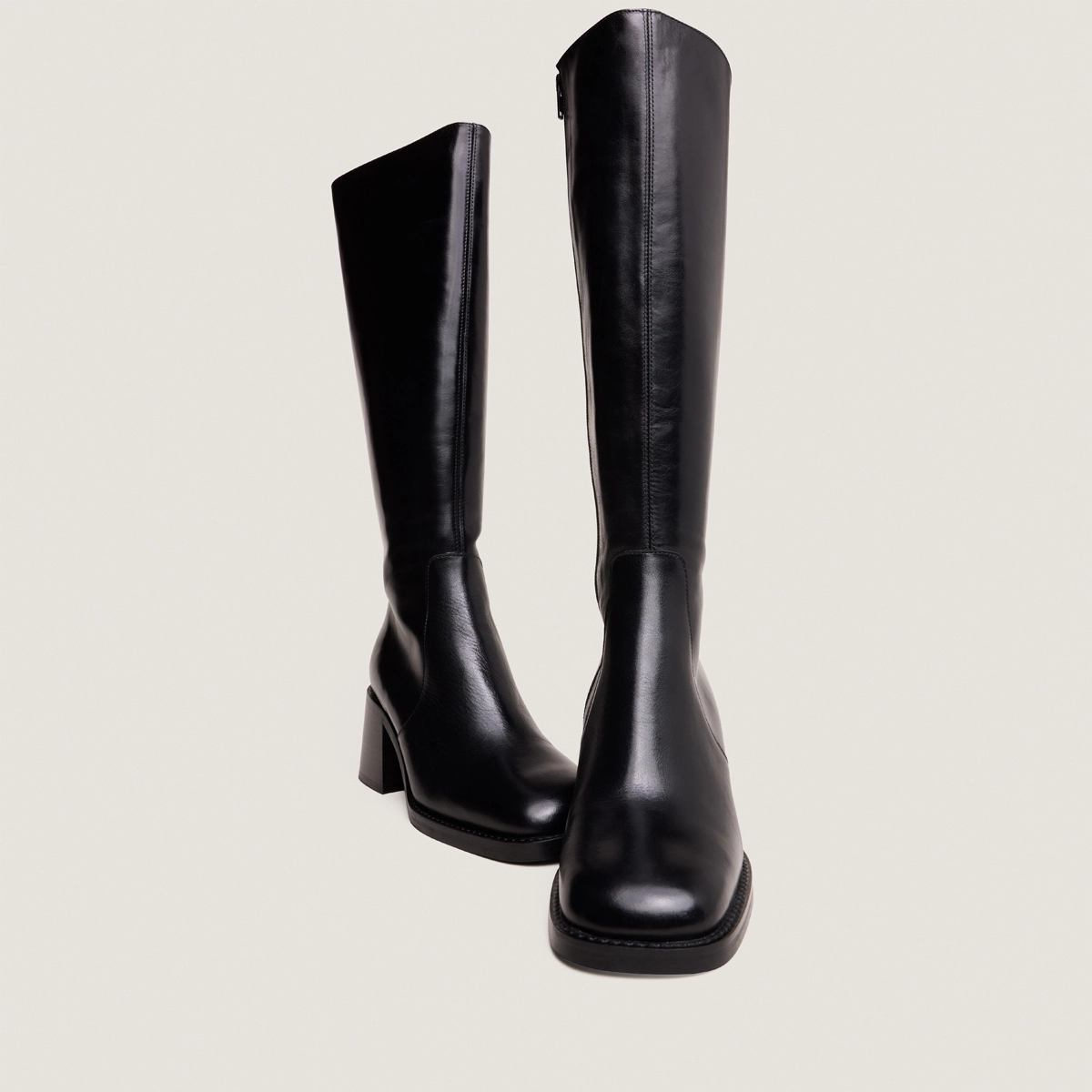 Boots with thick heels and square toes in black leather | DIOU