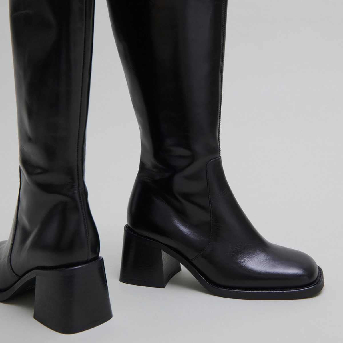 Boots with thick heels and square toes in black leather | DIOU