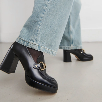 Loafer with heels and bites in black shiny leather | virgile