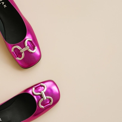 Ballerinas with flat heels and bows in fushia metallic leather | doston